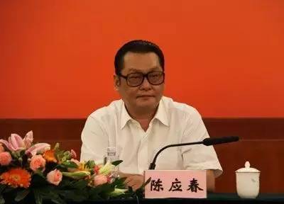 ｜點(diǎn)評｜ 有媒體梳理出，去年10月在家墜亡的國信證券原總裁陳鴻橋，其任職經(jīng)歷與陳應(yīng)春多有交集。2011年，因受賄罪獲刑7年的深圳市金融辦原主任李林，其任職期間的直接上司正是陳應(yīng)春。但目前并無消息顯示，這些事件存在直接關(guān)聯(lián)。